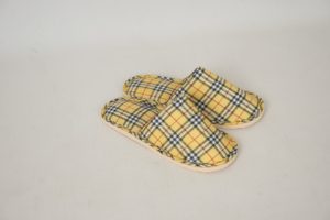 slippers-704705_1280